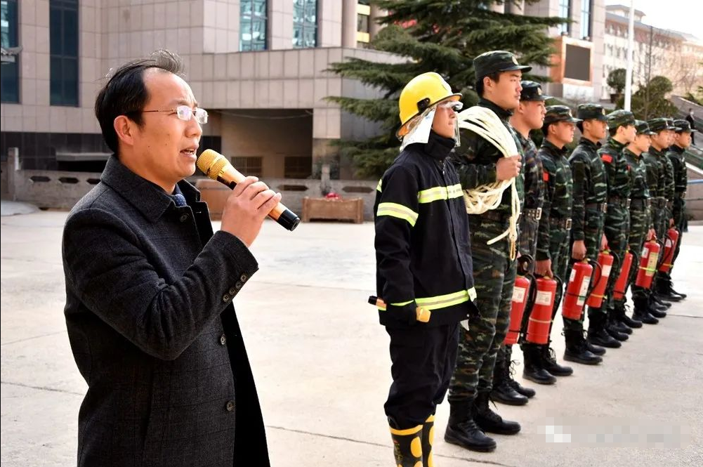 少林小龙武校与登封市消防救援大队联合开展消防演练活动