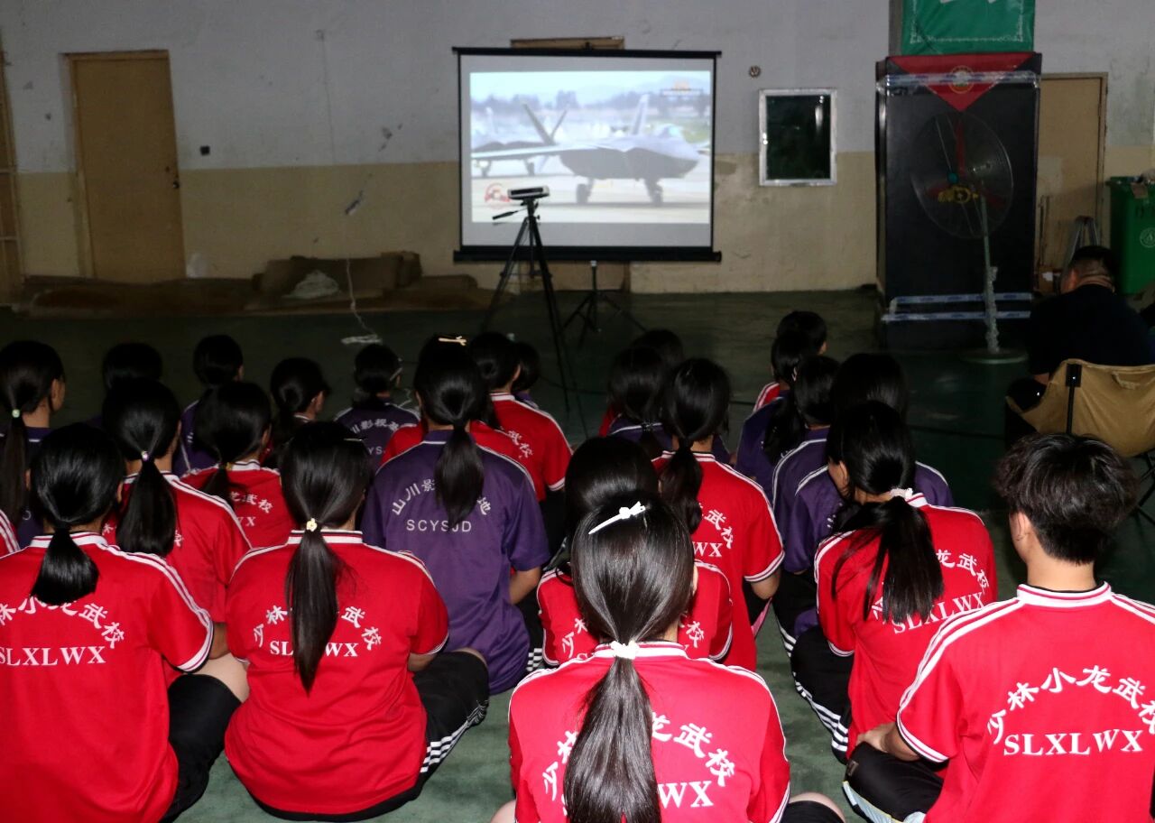 少林小龙武校师生共同观看中国人民抗日战争胜利80周年纪念大会