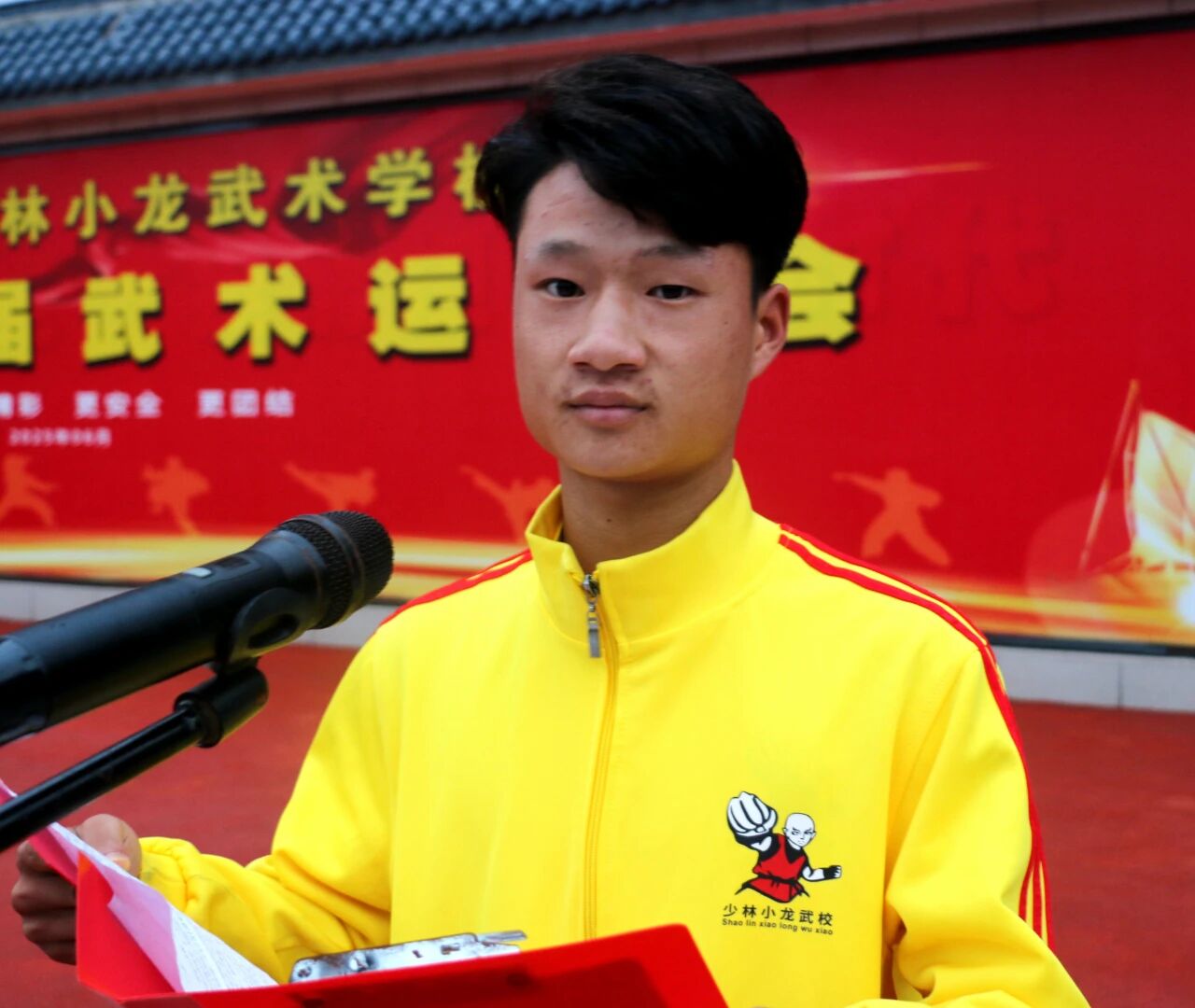 少林小龙武校举行“致敬教师节”主题升旗仪式